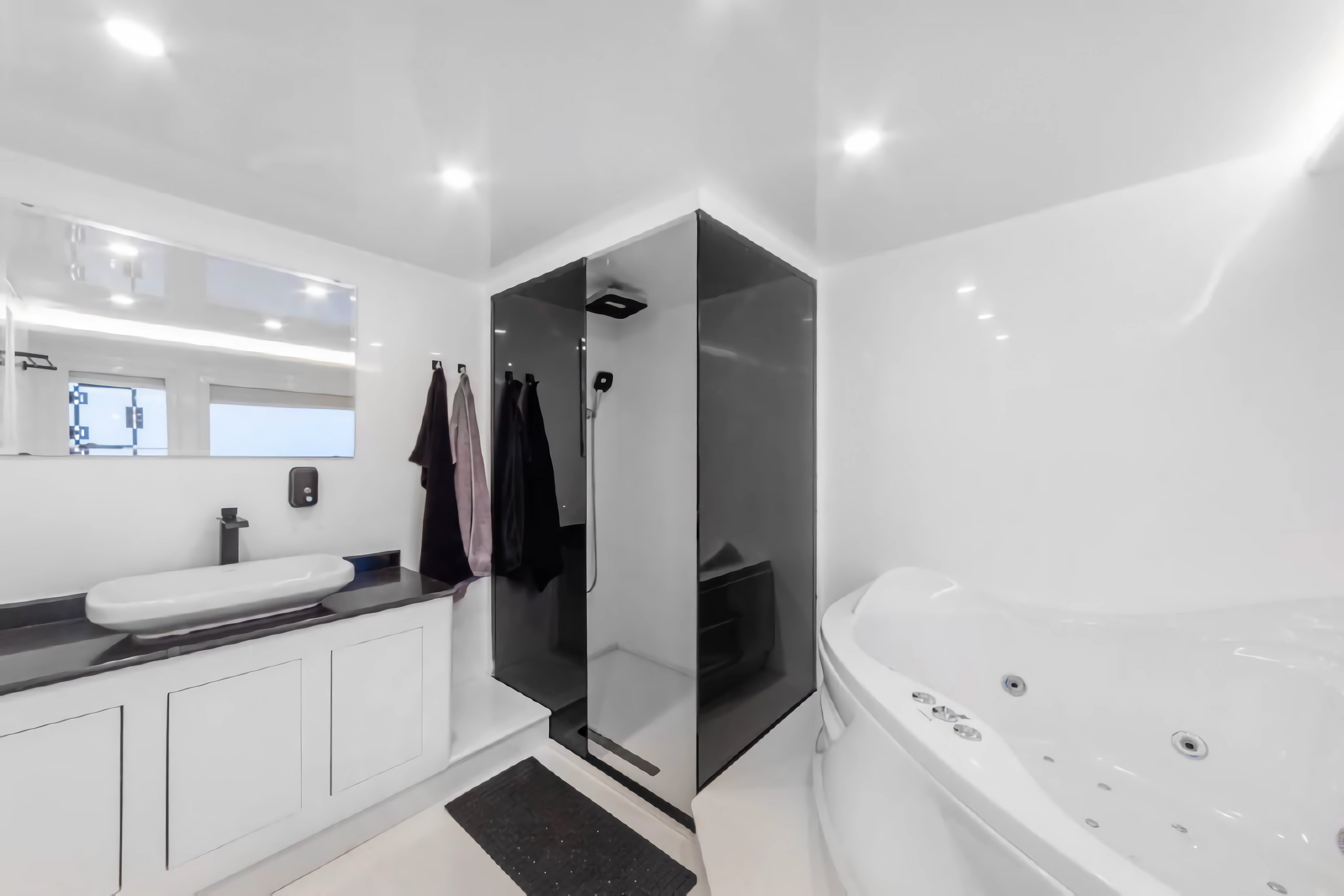 Suite C whirlpool bathroom